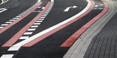 Fahrspuren mit Markierungen Fahrspuren mit Markierungen